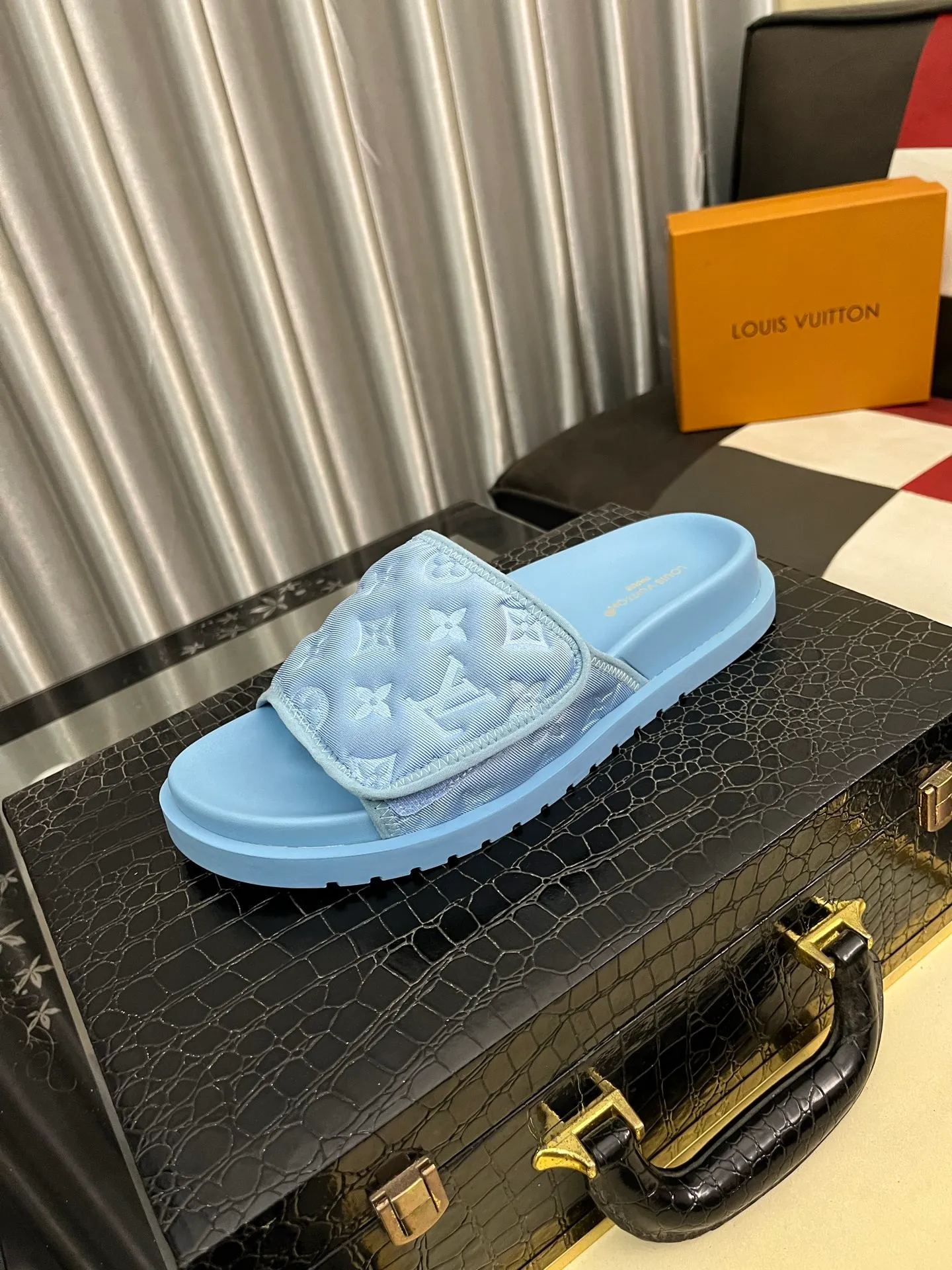 Men's men's shoes💰320⌚️⌚️[Louis Vuitton LV slippers] (high-end cowhide) counter 1:1 fashion style summer must-have! The designer used LV’s iconic outsole. The original simple slippers instantly become fashionable! The upper is made of flexible special cowhide leather straps alternately, and the workmanship is exquisite! A must-have for stylish men in summer, size 38-44